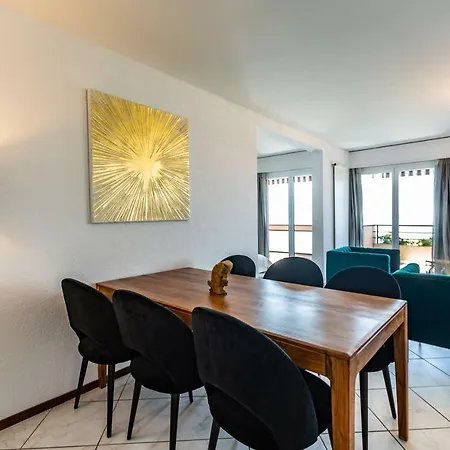 Amazing 4 Bedroom Apt Terrace Leman View