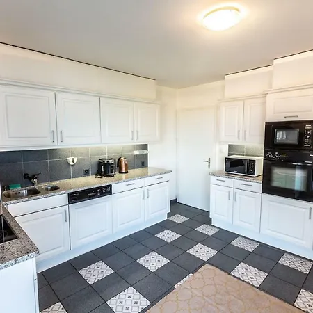 Amazing 4 Bedroom Apt Terrace Leman View *